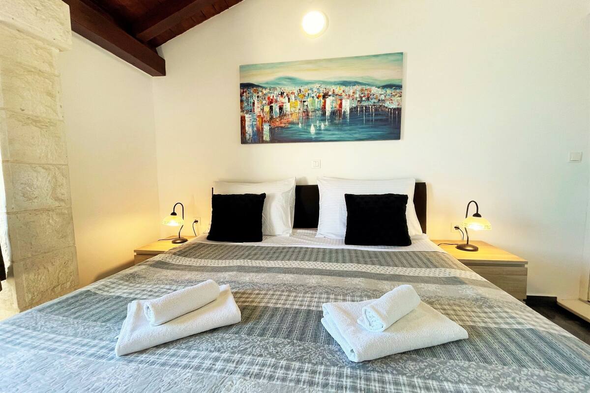 Desk, free WiFi, bed sheets