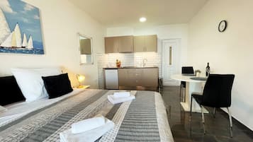 Estudio Confort, balcón, vistas al mar | 1 dormitorio, escritorio, wifi gratis y ropa de cama