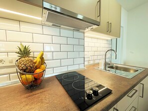 Studio tiện nghi đơn giản, ban công, quang cảnh biển | Bếp riêng | Tủ lạnh, lò vi sóng, bếp nấu, ấm điện 