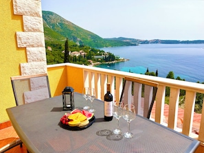 Familieleilighet, 2 soverom, sjøutsikt | Terrasse/patio