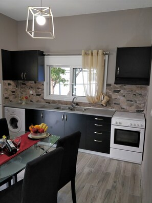 Ofen, Wasserkocher mit Kaffee-/Teezubehör, Toaster