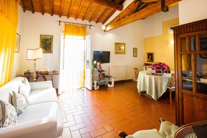 Télévision, lecteur de DVD, livres