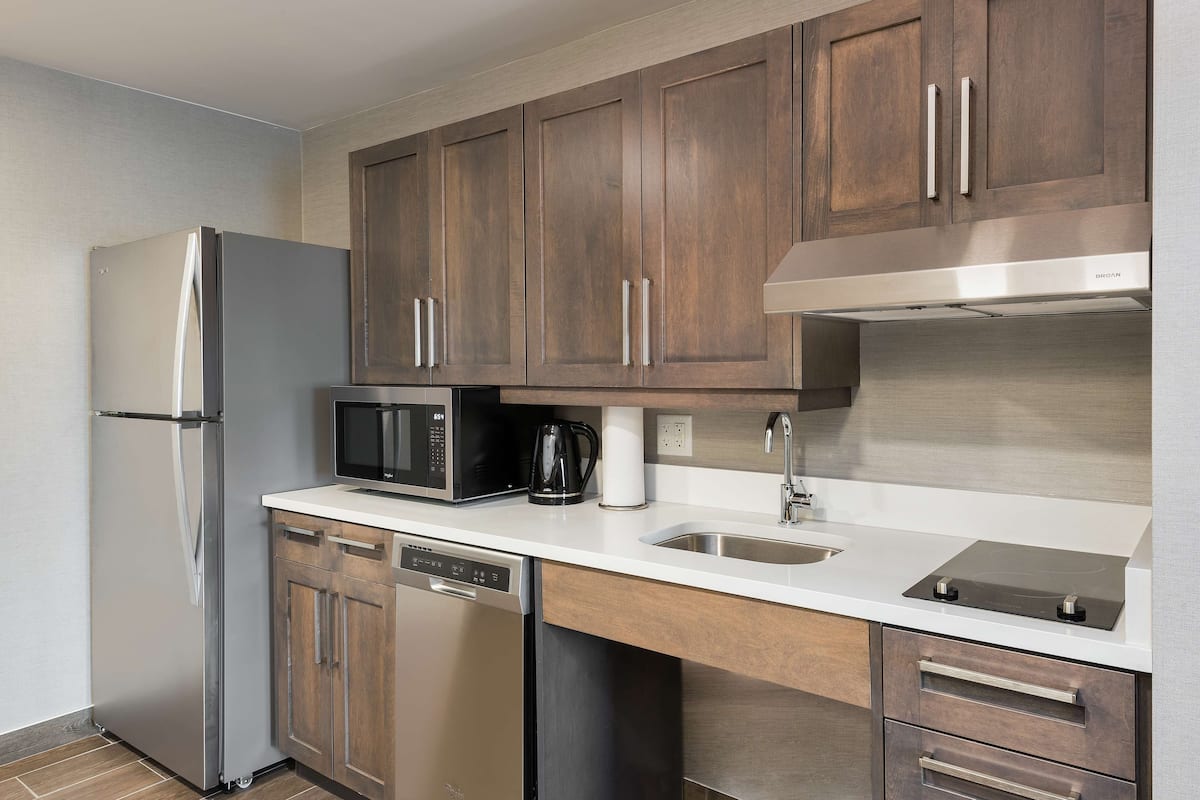 studio, 1 king bed, accessible, bathtub | private kitchen | full-sized fridge, microwave, dishwasher, coffee/tea maker