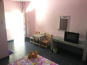 デスク  、ノートパソコン用作業スペース、防音設備、WiFi (無料)