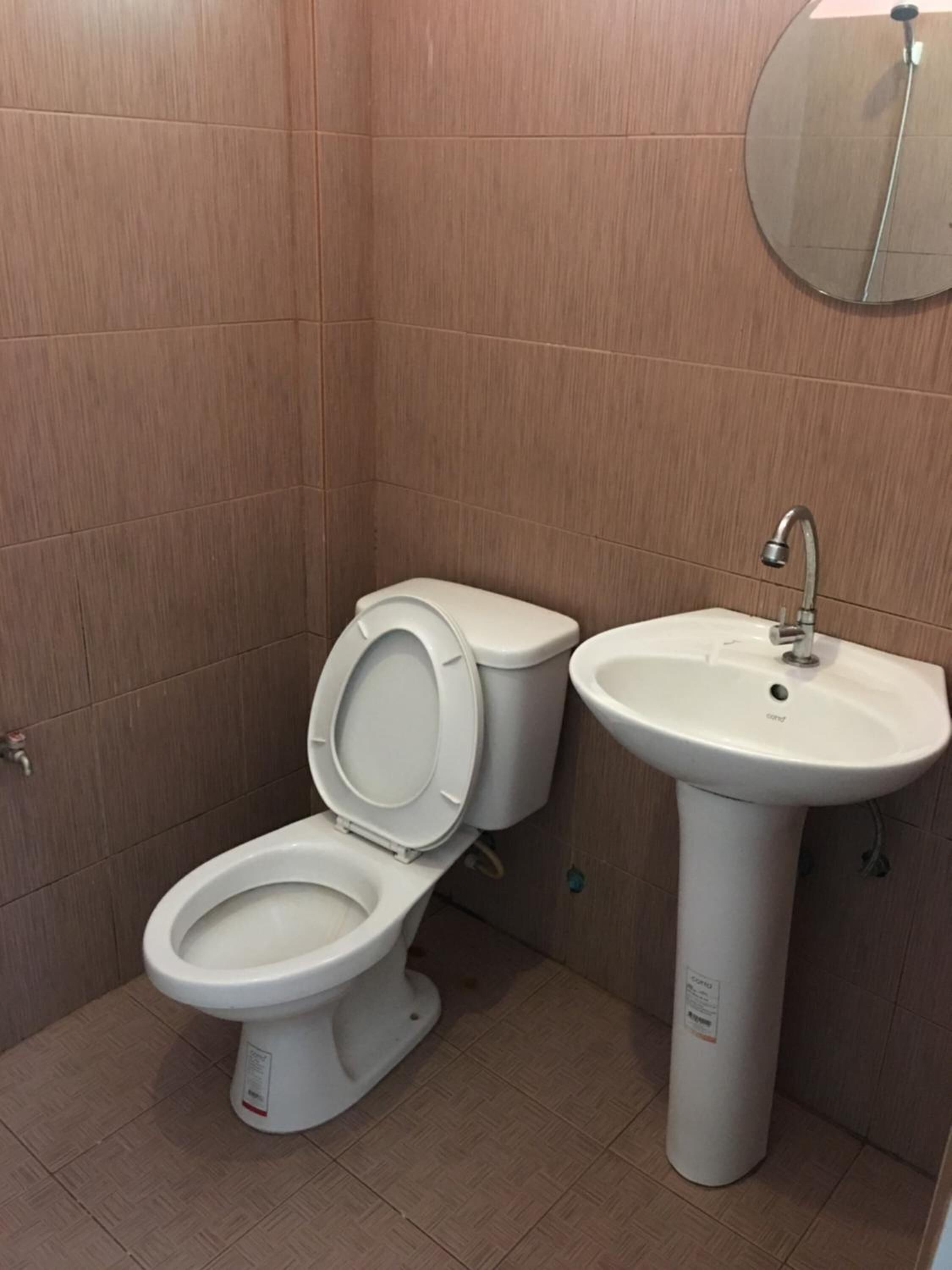 Un baño pequeño con inodoro y lavamanos.