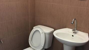 Un baño pequeño con inodoro y lavamanos.