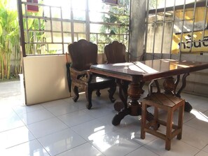 Lobby sitting area - Mee Rak Resort (Bang Lamung)