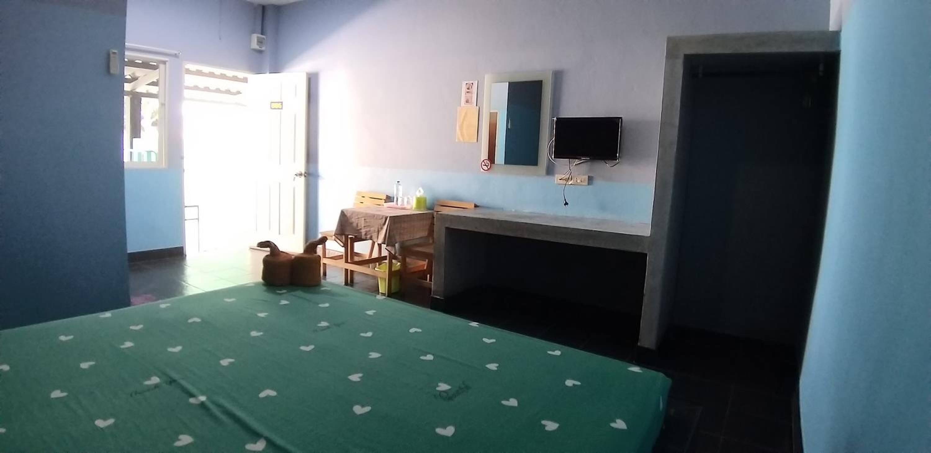 Desk, laptop workspace, soundproofing, free WiFi