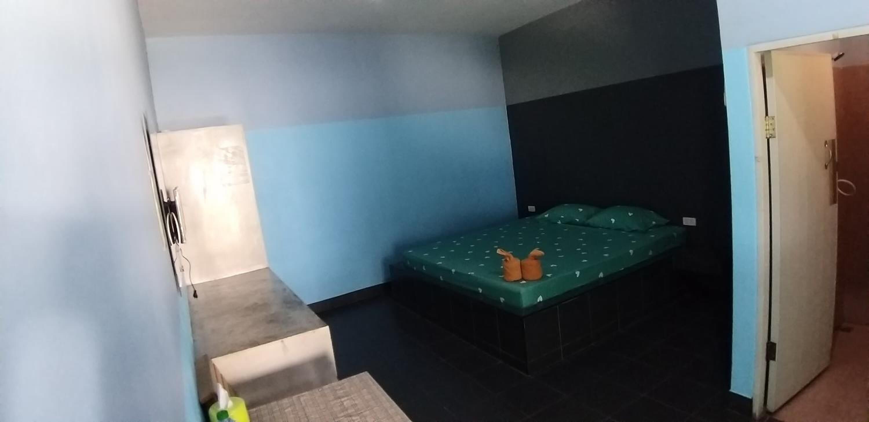 Desk, laptop workspace, soundproofing, free WiFi