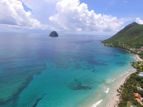 En la playa y toallas de playa 