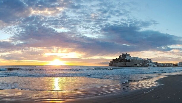 A coastal sunset with a historic building on a cliff overlooking the sea. - SPAIN, PENISCOLA, apartment for rent in beautiful residence (Peniscola)