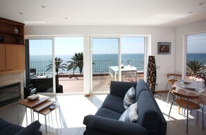 TV, DVD player, books, stereo - Luxury flat on the top floor with 50 m² terrace on the waterfront (Sitges)