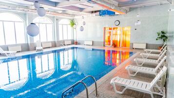 Innenpool, Außenpool (je nach Saison geöffnet)