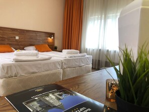 Bàn, nôi (giường cho trẻ sơ sinh) miễn phí 