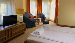 Deluxe-Zimmer, 2 Schlafzimmer, barrierefrei, Verbindungszimmer | Schreibtisch, kostenlose Babybetten, Zustellbetten, kostenloses WLAN