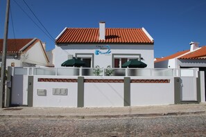 Exterior - Blue Studio with shared patio, 200 meters, 3 min by foot Beach of Peniche (peniche)