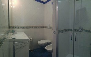 Regadera, secadora de cabello, bidet, toallas 