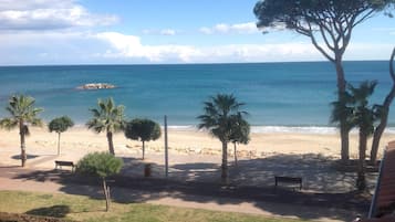 Una spiaggia nelle vicinanze