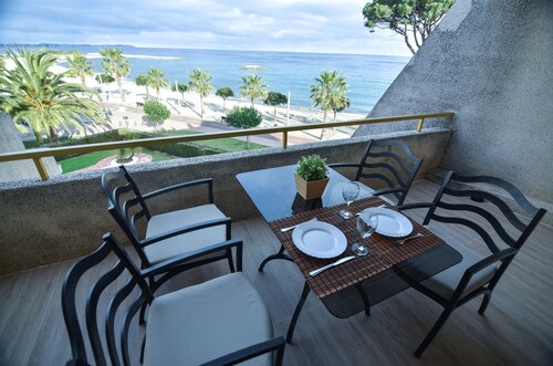 Appartement neuf, avec terrasse, piscine et vue sur la mer