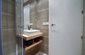Douche, sèche-cheveux, serviettes fournies, papier toilette