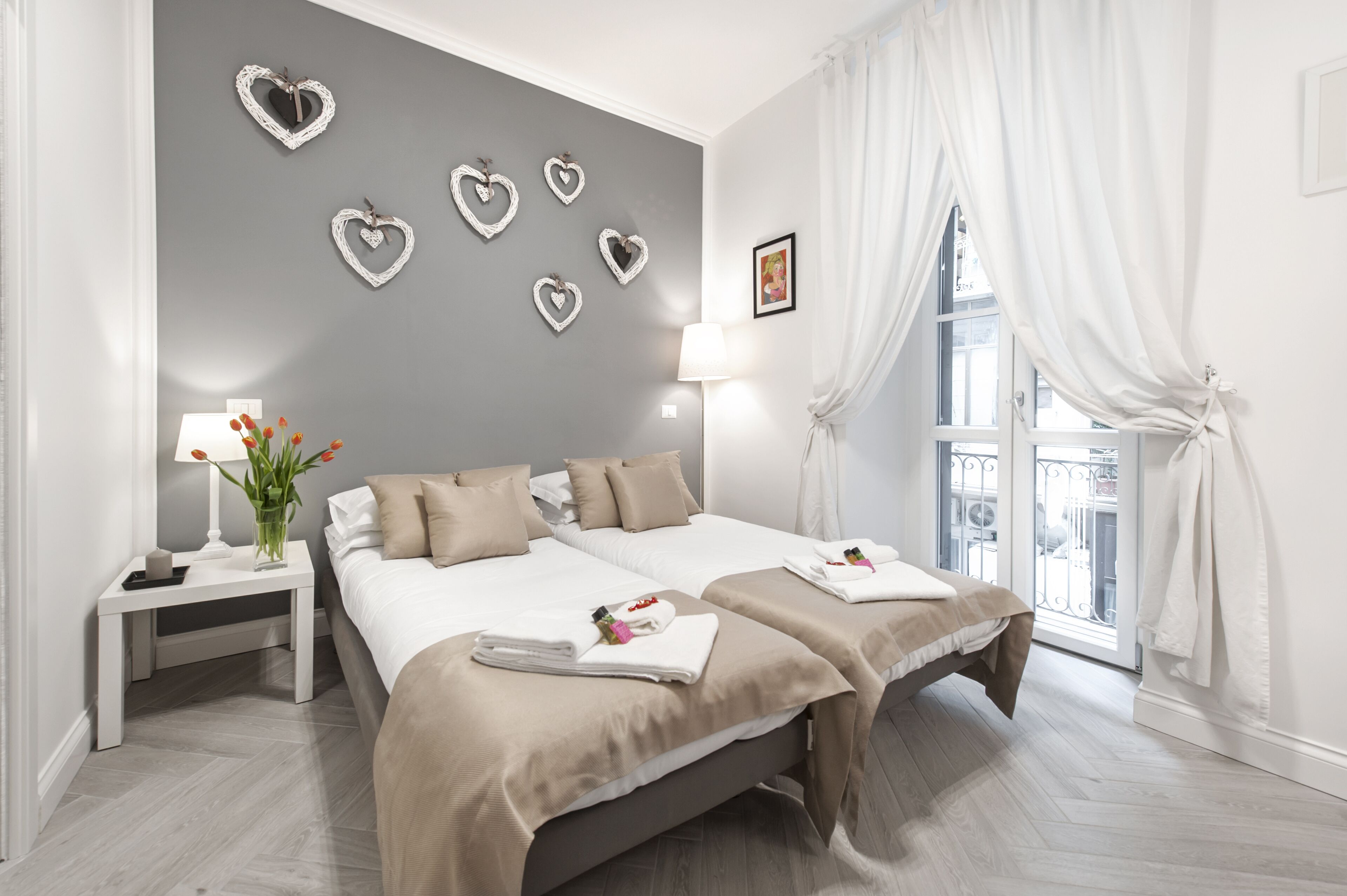 2 chambres, coffres-forts dans les chambres, fer et planche à repasser