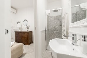 Shower, hair dryer, bidet, towels - Trevi Apartment of Serendipity (Roma)
