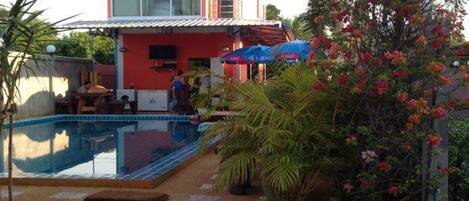 Kolam renang indoor dan kolam renang outdoor, dengan payung kolam renang