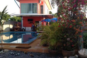 Innenpool, Außenpool, Sonnenschirme, Liegestühle