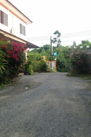 Property grounds - Mee Rak Vintage (Sattahip)
