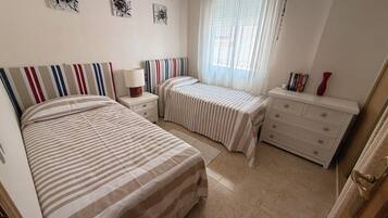 2 bedrooms, iron/ironing board, free WiFi, bed sheets