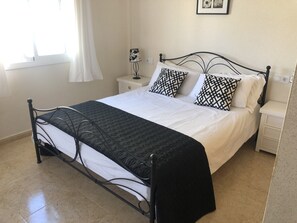 2 bedrooms, iron/ironing board, free WiFi, bed sheets