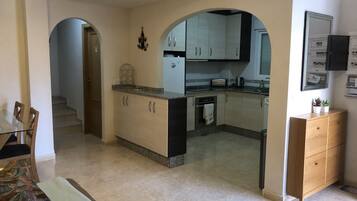 Refrigerador, microondas, horno, placa de cocina