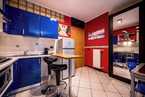 Geladeira, micro-ondas, cooktop, cafeteira/chaleira