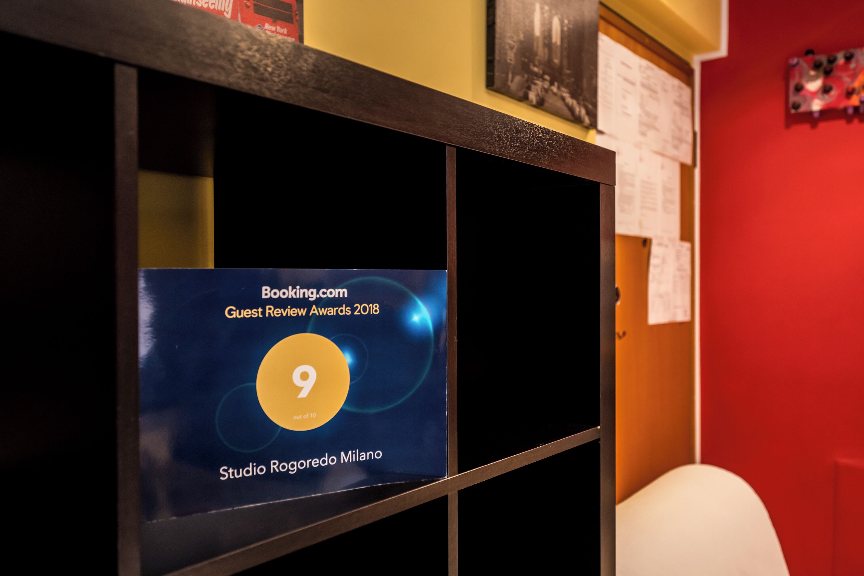 Un cartello incorniciato con il testo "Booking.com Guest Review Awards 2018" e un giudizio di "9 su 10" per "Studio Rogoredo Milano".