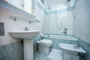 Combined shower/tub, hair dryer, bidet, towels - Cozy Suite Arena Milano Santa Giulia (MILANO)