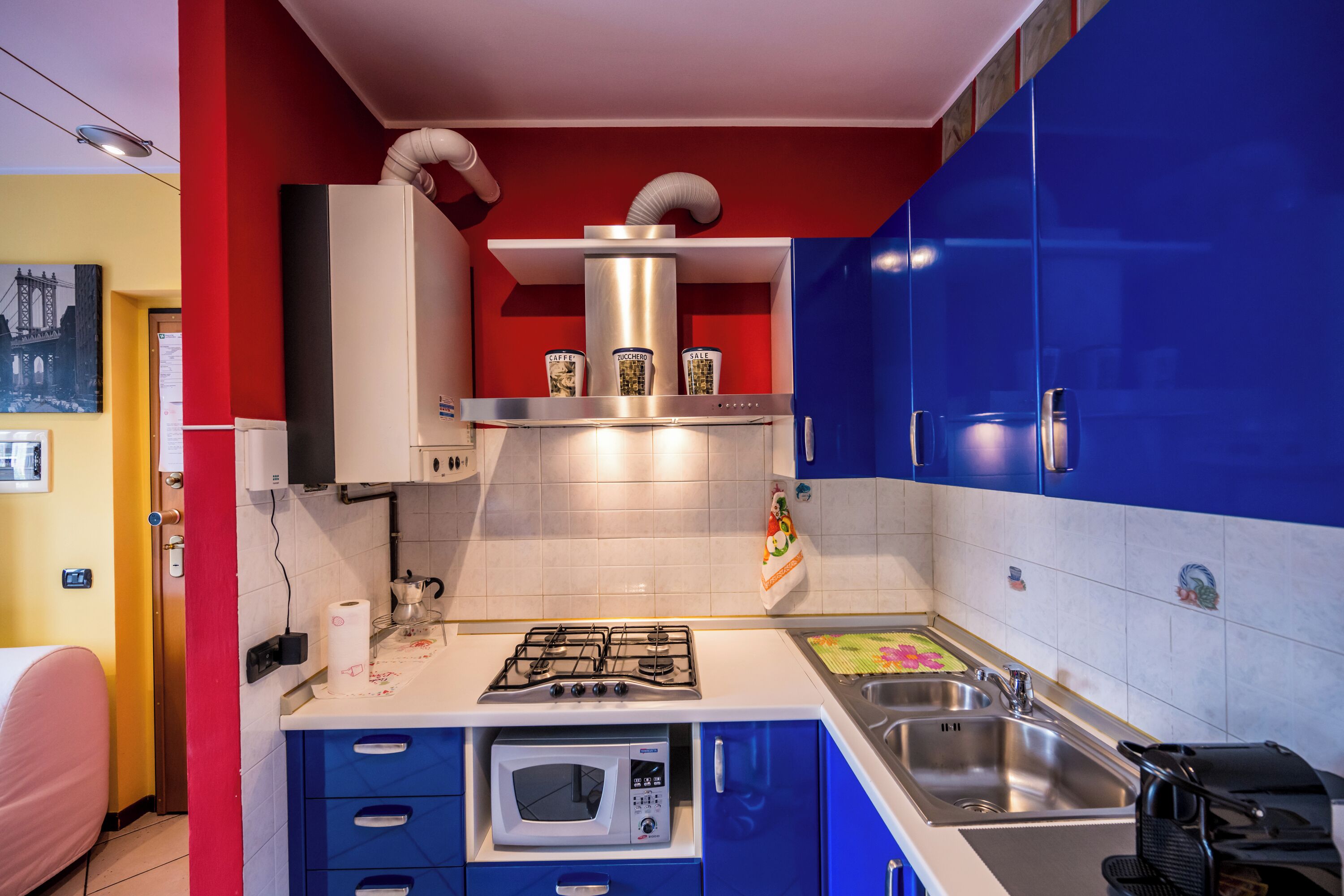 Geladeira, micro-ondas, cooktop, cafeteira/chaleira