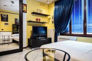 1 habitación, tabla de planchar con plancha, wifi gratis y ropa de cama 