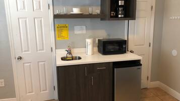 Economy-Studio | Eigene Kochnische | Kühlschrank, Mikrowelle, Wasserkocher mit Kaffee-/Teezubehör