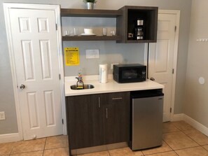 Economy-Studio | Eigene Kochnische | Kühlschrank, Mikrowelle, Wasserkocher mit Kaffee-/Teezubehör