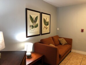 Quarto casal básico | Área de estar | TV de tela plana