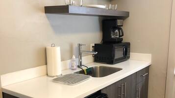 Economy Studio | Private kitchen | Fridge, microwave, coffee/tea maker