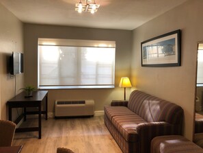 Quarto casal básico | Área de estar | TV de tela plana