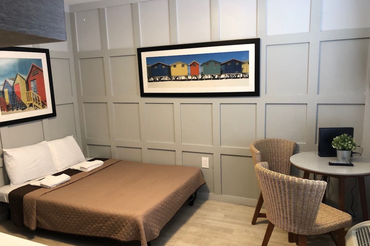1 habitación, cubrecamas, escritorio y wifi gratis