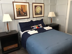 Quarto casal básico | 1 quarto, edredons de pluma, escrivaninha, Wi-Fi de cortesia