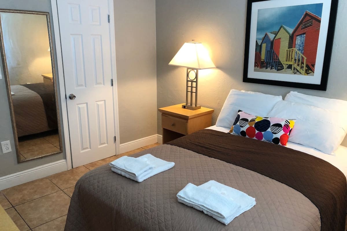 1 habitación, cubrecamas, escritorio y wifi gratis