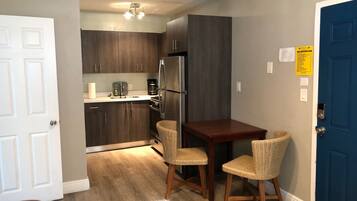 Basic-Doppelzimmer | Wohnbereich | Flachbildfernseher