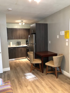 Quarto casal básico | Cozinha privada | Geladeira, micro-ondas, cafeteira/chaleira