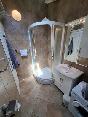Ensemble douche/baignoire, sèche-cheveux, serviettes fournies