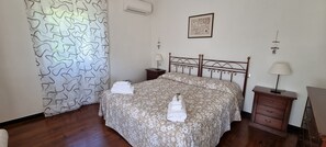 1 dormitorio, escritorio, tabla de planchar con plancha y wifi