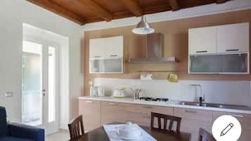 Frigorifero, forno, piano cottura, lavastoviglie